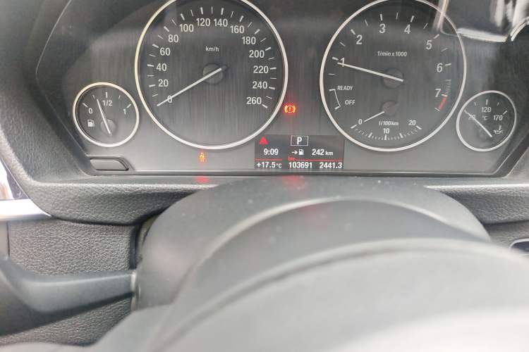 Used BMW 3 Series 2017 318Li Fashion Model Odometer Close Up