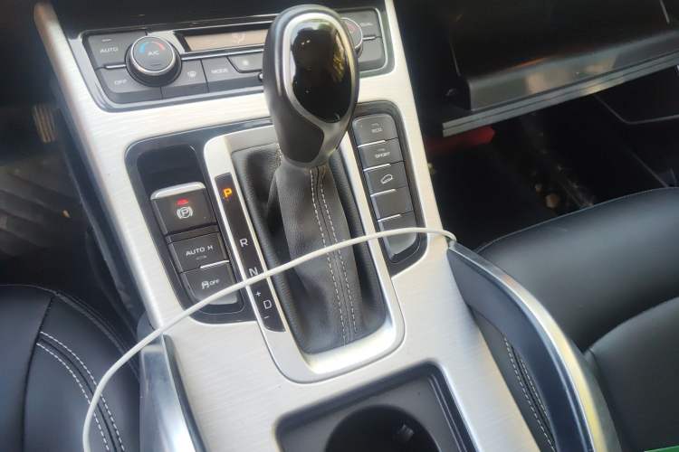 Used Geely Auto Emgrand X7 Sport 2018 1.8TD Automatic Two-Wheel Drive Zhiya Model Gear Lever