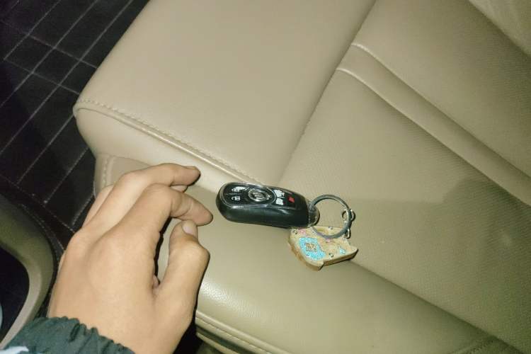 Used Buick GL8 2017 ES 28T Luxury Model China V Standard Vehicle Key