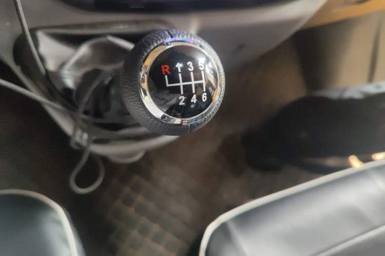 Used Foton Toano 2023 Joy Elephant Multi-Function Model Cummins 2.8T Manual Transmission Long Wheelbase Mid-Roof Design Rear Single Tire—Available in 5/6/7/9-Seater Configurations