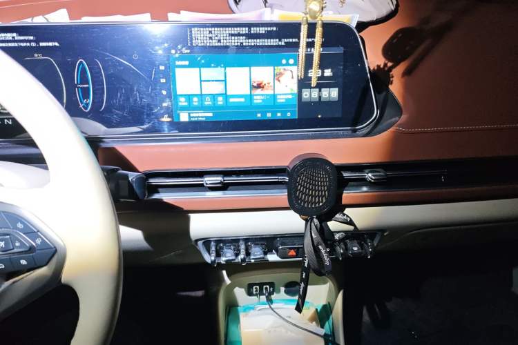 Used ORA Good Cat 2022 Morandi Edition 400km Standard Range Premium Version Lithium-Ion Battery Audio And AC Panel