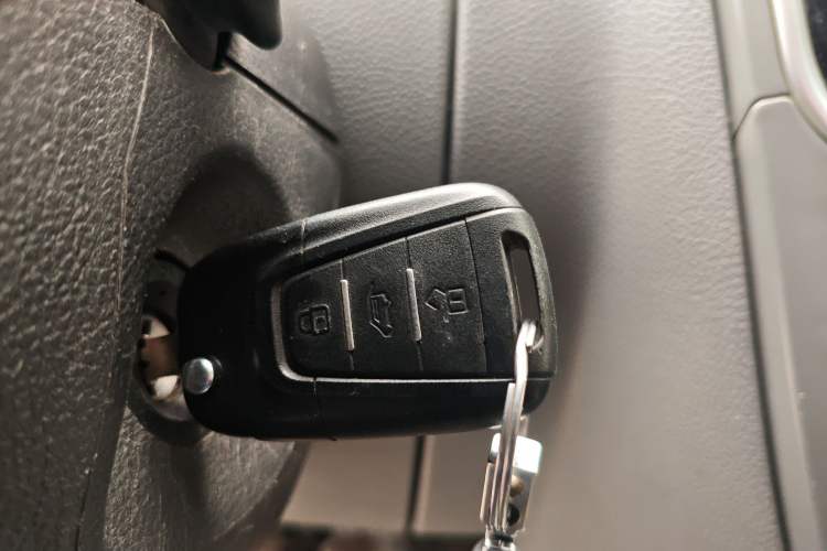 Used SAIC MAXUS Xintu V80 2020 2.5T Manual Classic City Delivery King Long Wheelbase Mid-Height 2/3 Seats
