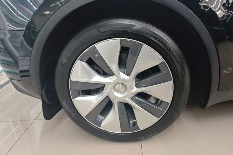 Used Tesla Model Y 2023 Long-Range All-Wheel-Drive Version
