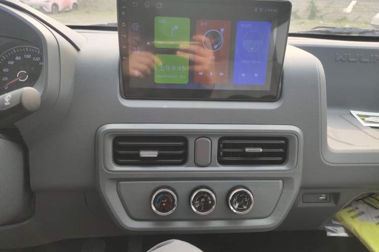 Used Wuling Yangguang 2024 300KM Comfort Version Passenger Van 75kW
