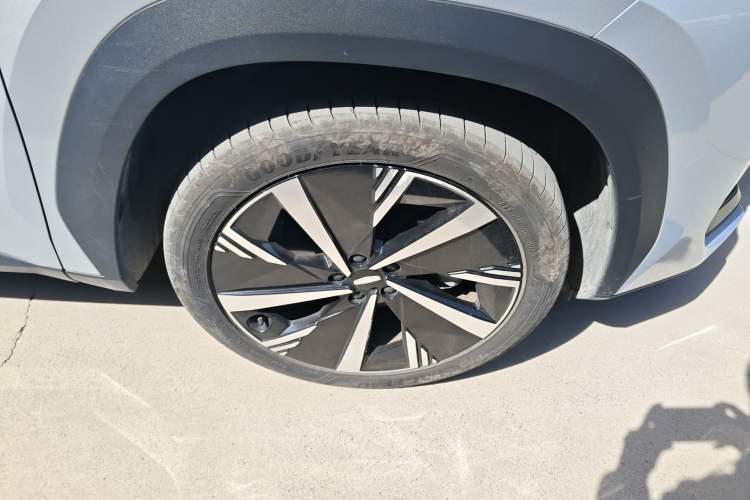 Used Geely Auto FX11 2023 2.0TD DCT Prestige Edition Right Front Wheel Hub