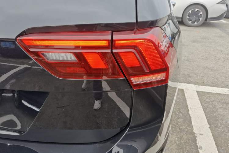 Used Volkswagen Tiguan L 2019 330TSI Automatic Two-Wheel Drive Smart Luxury Version China VI Standard Right Rear Taillight