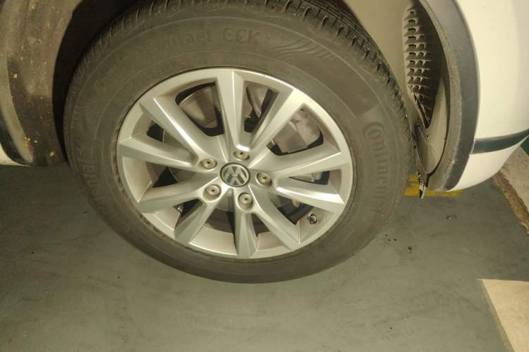 Used Volkswagen Touareg 2017 3.0 TSI Touareg Model Right Front Wheel Hub