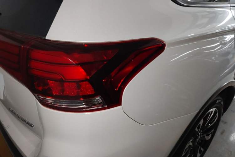 Used Mitsubishi Outlander 2019 2.0L Two-Wheel Drive Comfort Edition 7-Seater China VI Standard Right Rear Taillight