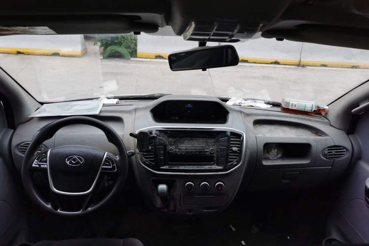 Used SAIC MAXUS Xintu V80 2021 2.0T Manual Classic Aoyuntong Short Wheelbase Mid-Roof 5/6-Seater Center Console