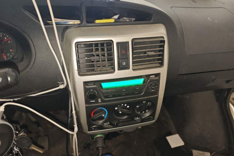 Used GAC Gonow Xingwang CL 2014 1.2L Luxury Edition GA4G12 Audio And AC Panel