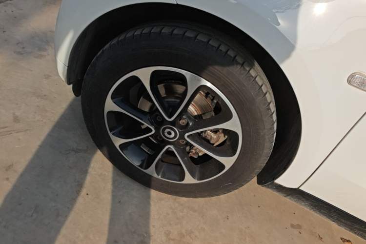 Used smart fortwo 2015 1.0L 52 kW Hardtop Passion Edition Left Front Wheel Hub