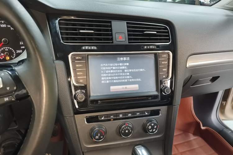 Used Volkswagen Golf 2015 1.4TSI Automatic Luxury Model Audio And AC Panel