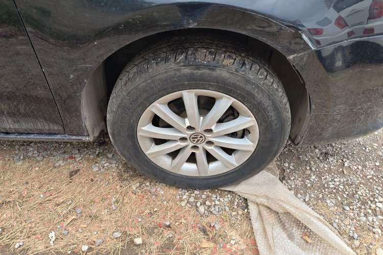 Used Volkswagen Bora 2012 1.6L Manual Comfort Model Right Front Wheel Hub