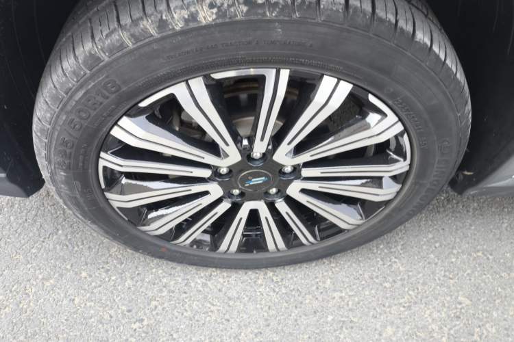 Used CHANGAN OSHAN X5 2021 1.5T DCT Prestige Edition Left Front Wheel Hub