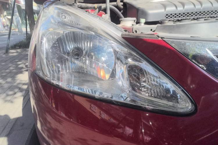 Used Nissan Tiida 2013 1.6L CVT Cool Cafe Edition
