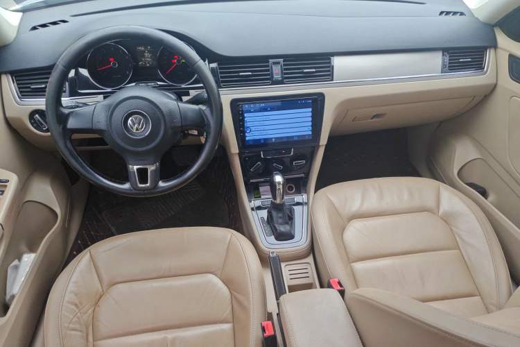 Used Volkswagen Bora 2013 1.6L Automatic Comfort Model Center Console