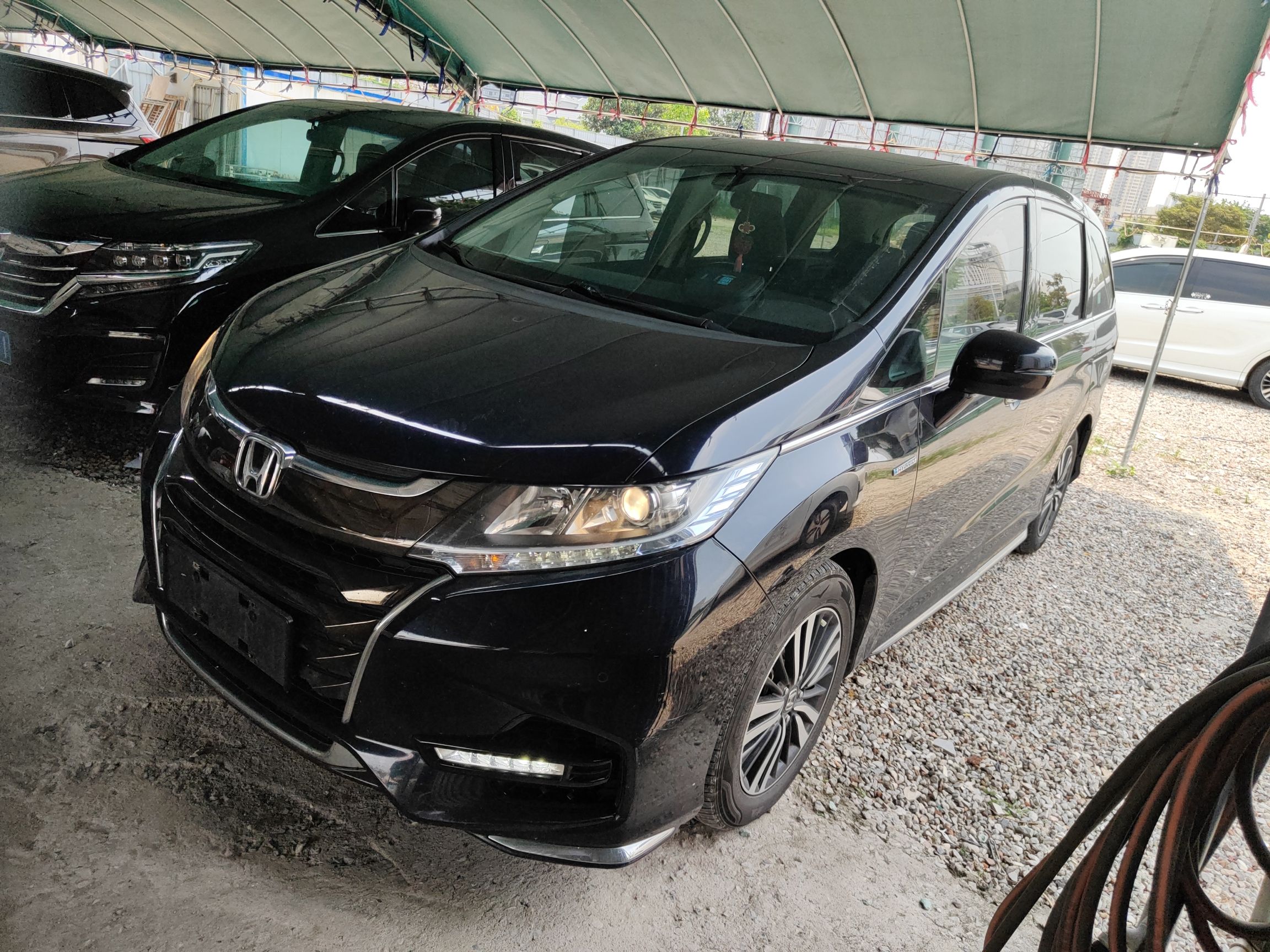 Под передней частью автомобиля