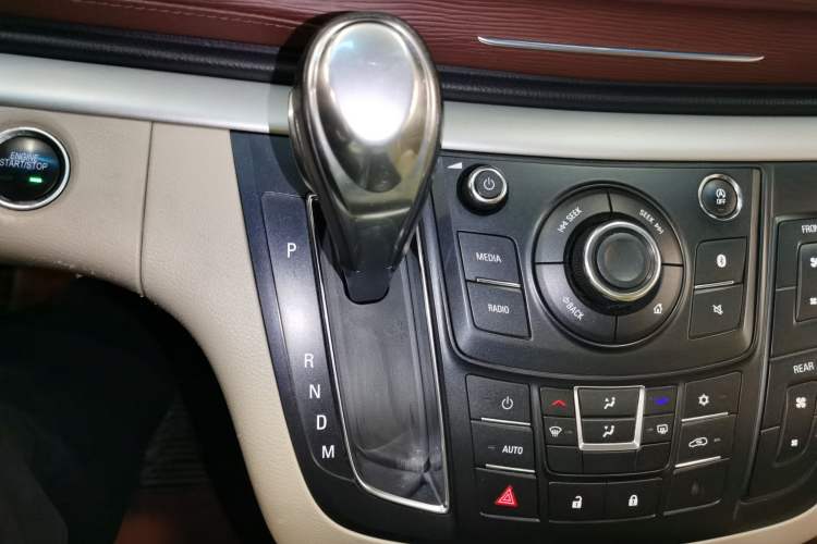 Used Buick GL8 2018 28T Luxury Model China VI Standard Gear Lever