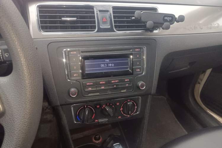 Used Volkswagen Santana 2013 1.6L Automatic Comfort Edition Audio And AC Panel