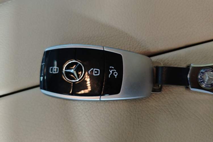 Used Mercedes-Benz V-Class 2021 V 260 L Long Wheelbase Prestige Edition Interior 1