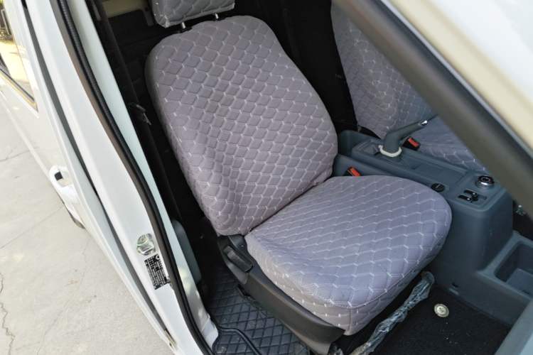 Used Wuling Yangguang 2024 300KM Comfort Version Passenger Van 75kW
