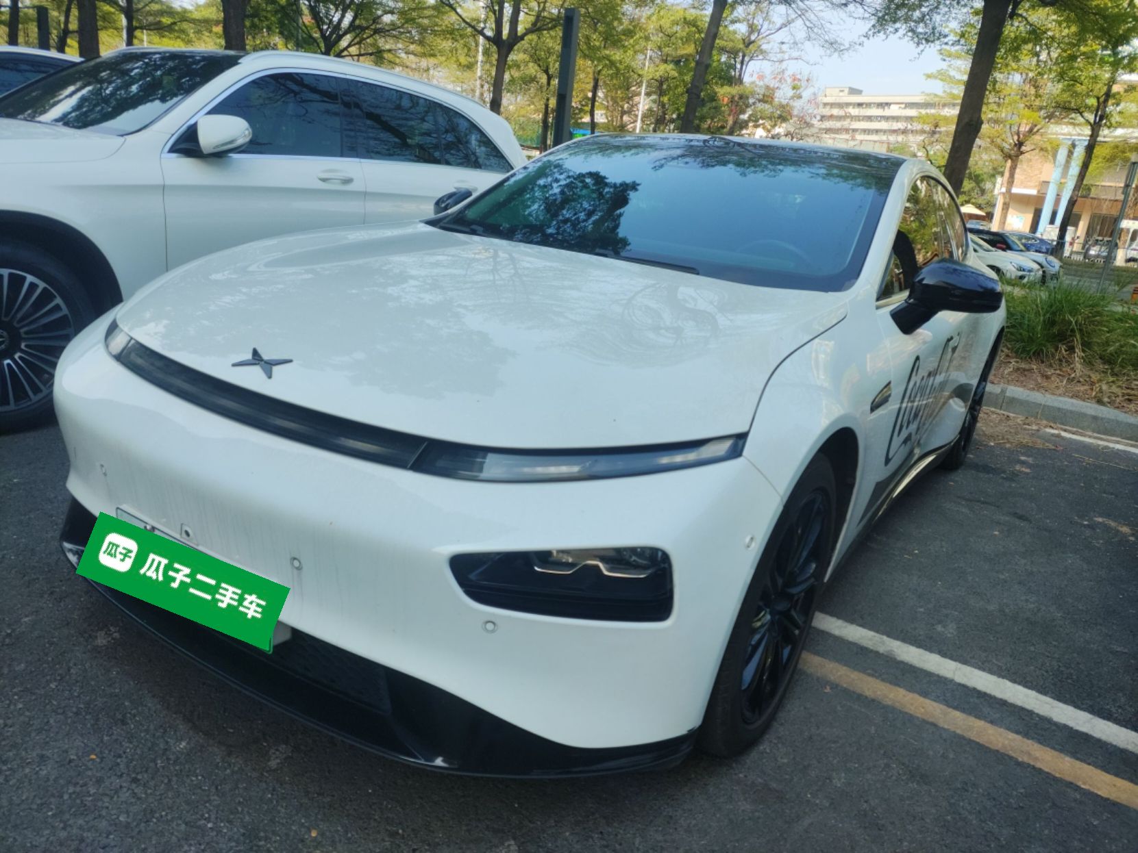 تحت مقدمة السيارة