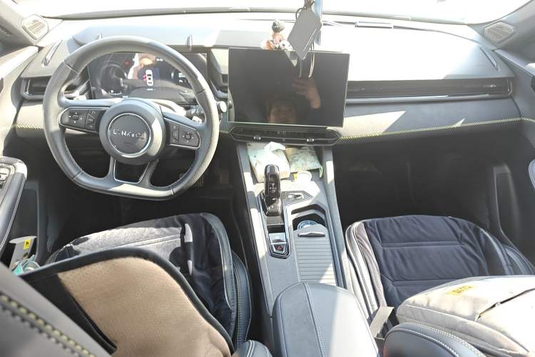 Used Lynk & Co 03 2023 2.0TD DCT JingPro Center Console