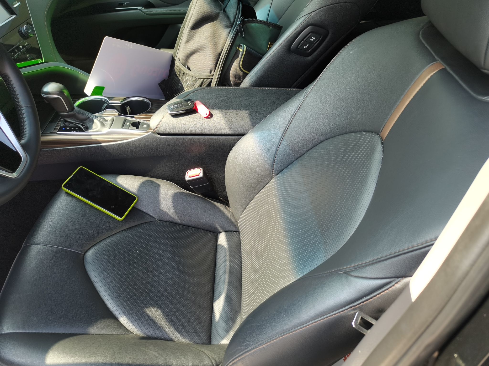 المقاعد الأمامية داخل السيارة