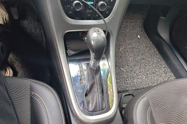 Used Buick GT 2014 XT 1.6L Automatic Fashion Edition Gear Lever