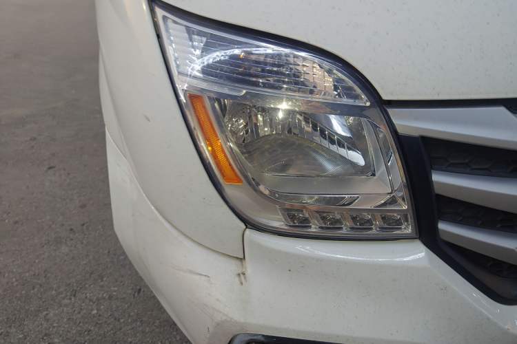 Used SAIC MAXUS Xintu V80 2018 2.5T 6-Speed Manual Aoyuntong Short Wheelbase Mid-Height 5-6 Seater
