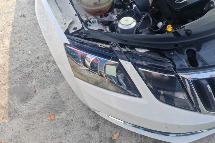 Used Skoda Octavia 2019 1.5L Manual SmartDrive Luxury Edition China VI Standard Right Front Headlight