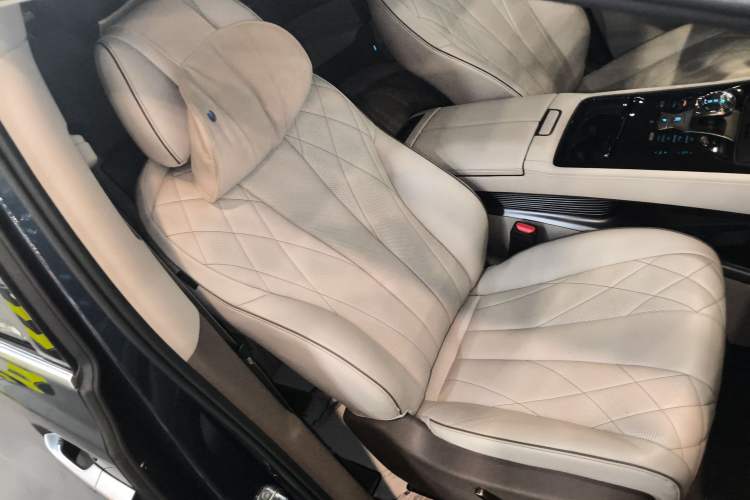 Used Denza D9 2022 DM-i 970 Four-Wheel Drive Prestige Model
