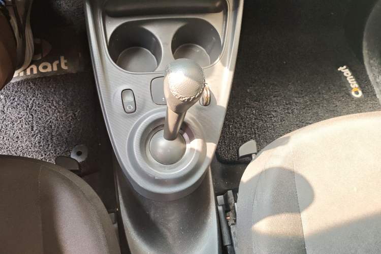 Used smart fortwo 2015 1.0L 52 kW hardtop Dynamic version Gear Lever