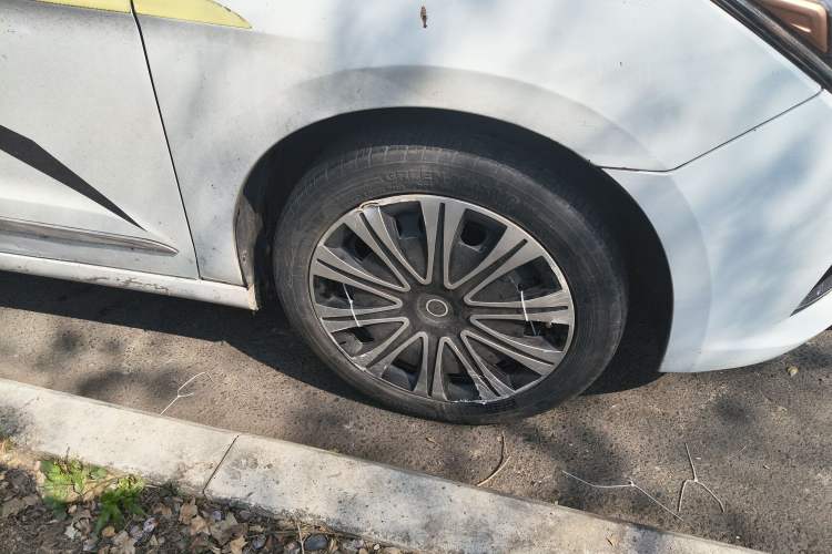 Used Dongfeng Aeolus E70 2021 Revised Version 2 500 Ultra-Comfort Edition Right Front Wheel Hub