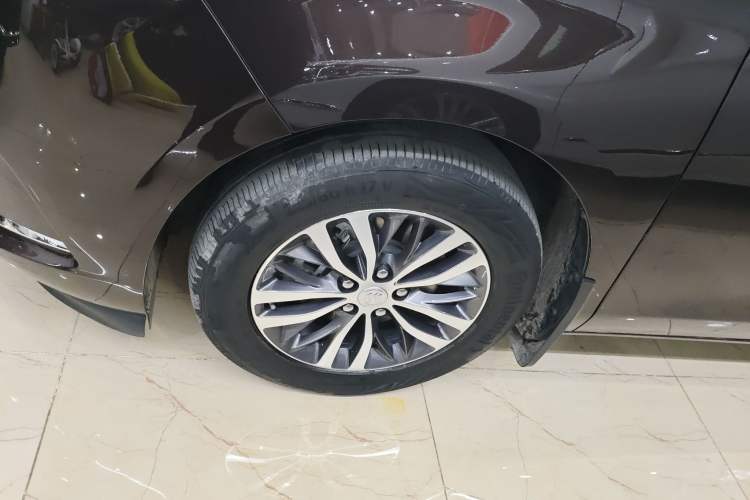 Used Buick GL8 2021 ES Landtrek 653T Comfort Edition Left Front Wheel Hub