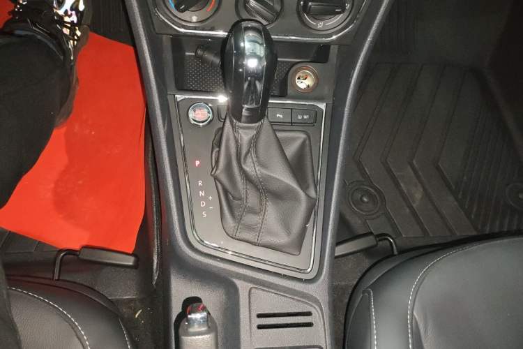 Used Volkswagen Lavida 2017 1.6L Automatic Comfort Edition Gear Lever