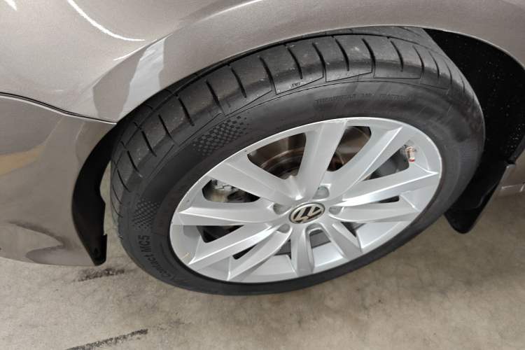 Used Volkswagen Magotan 2013 2.0 TSI Prestige Model Left Front Wheel Hub