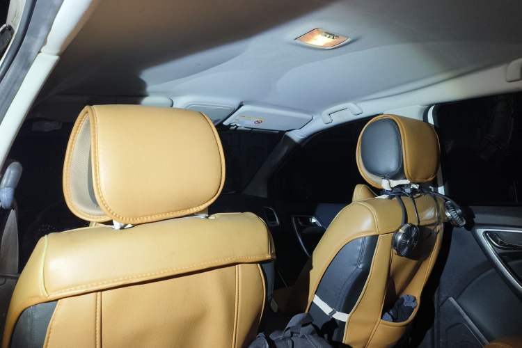 Used JMC Yusheng S350 2013 2.4T Automatic 2WD Diesel Luxury Edition 5 Seats Headliner