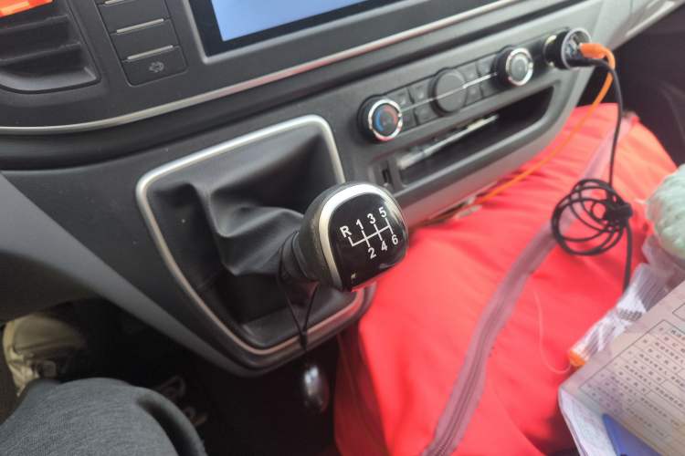 Used SAIC MAXUS Xintu V80 2023 2.0T Manual Classic Aoyuntong Long Wheelbase Mid-Height 6/7/8/9-Seater