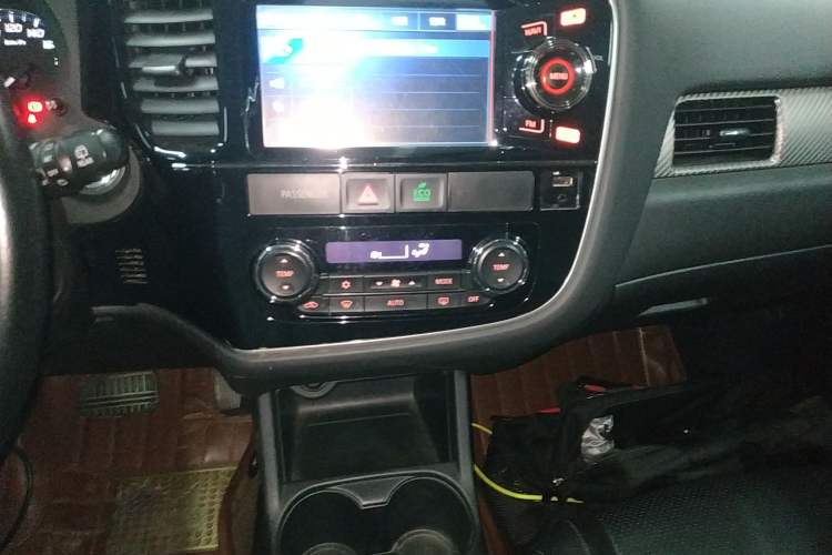 Used Mitsubishi Outlander 2013 2.4L Four-Wheel Drive Luxury Navigation Version 7 Seats