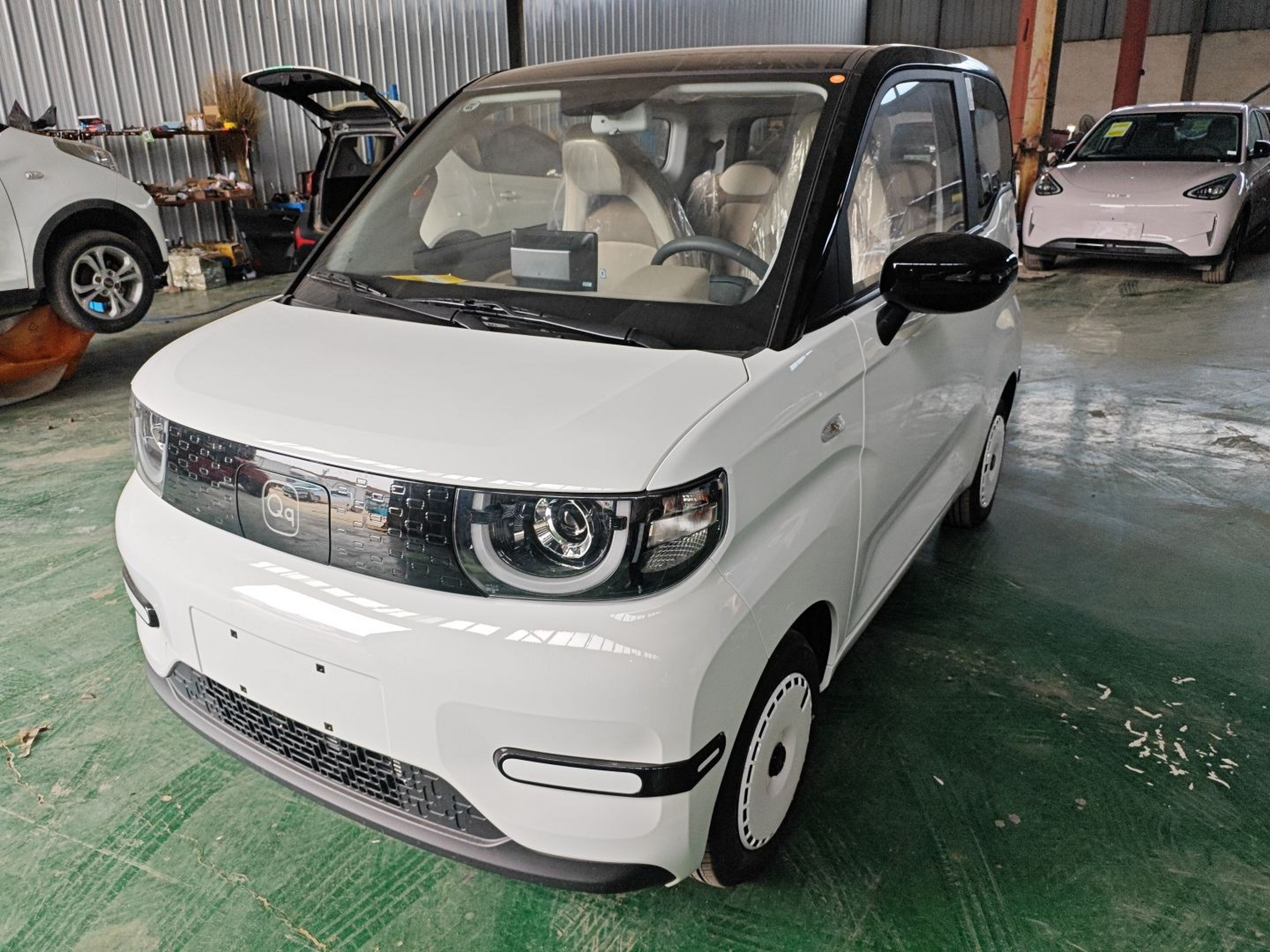 Под передней частью автомобиля