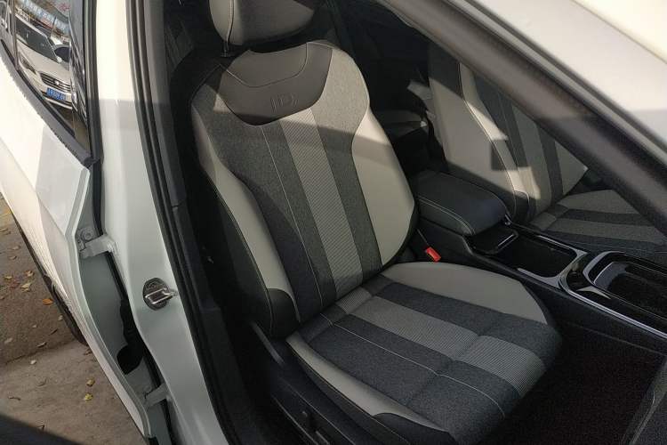 Used Volkswagen ID.4 CROZZ 2025 Pure Edition Right Front Seat