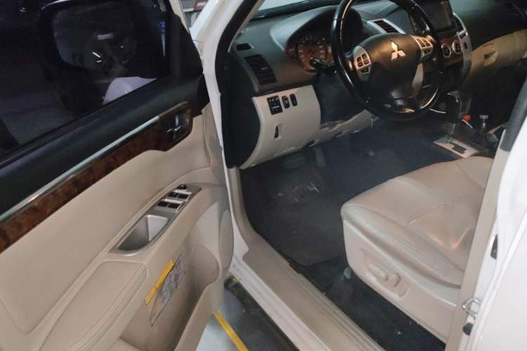 Used Mitsubishi Pajero Sport 2013 3.0L Automatic 4x4 Flagship Edition
