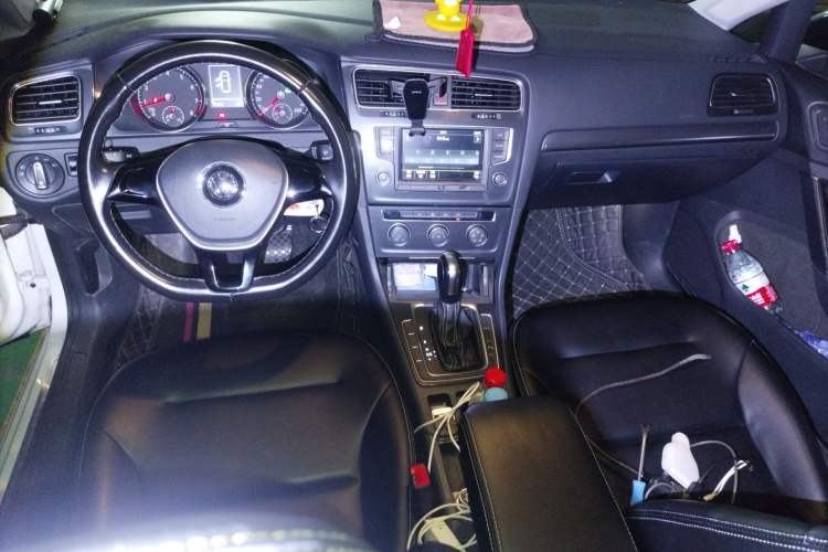 Used Volkswagen Golf 2017 1.6L Automatic Comfort Million-Vehicle Anniversary Edition Audio And AC Panel