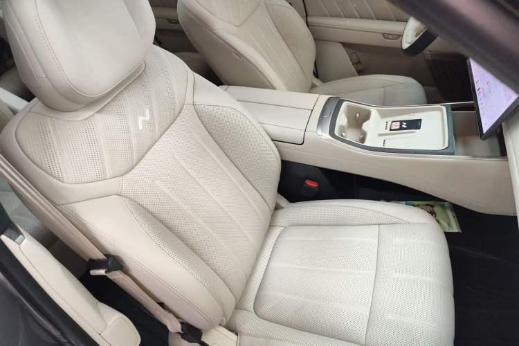 Used ONVO Luxeed L90 2025 Model—Ultra Six-Seater Version
