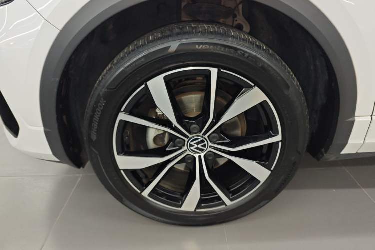 Used Volkswagen T-ROC 2023 300TSI DSG Two-Wheel-Drive Chen Guang Edition Left Front Wheel Hub