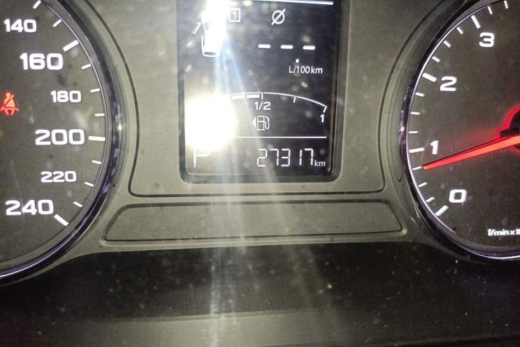 Used Roewe RX5 2018 20T Two-Wheel Drive Automatic Internet Smart Edition
