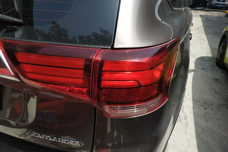 Used Mitsubishi Outlander 2018 2.0L Two-Wheel Drive Glory Edition 5 Seats Exterior 2