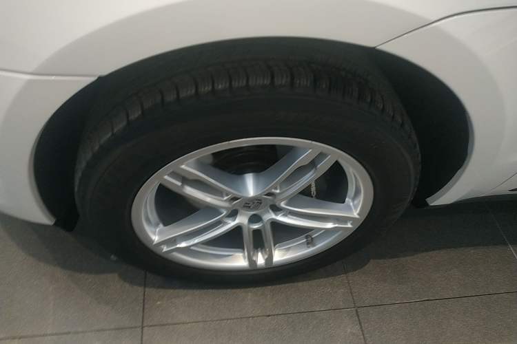 Used Porsche Macan 2023 Macan 2.0T Left Front Wheel Hub