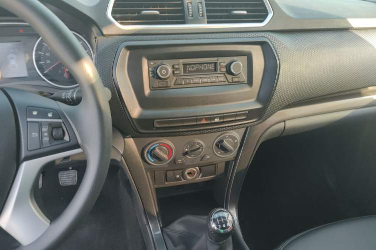 Used Great Wall Wingle 5 2021 1.5T Two-Wheel Drive "Dry Meal" Value Edition with an Extra-Long 1820mm Cargo Bed Equipped with GW4G15K Engine Audio And AC Panel